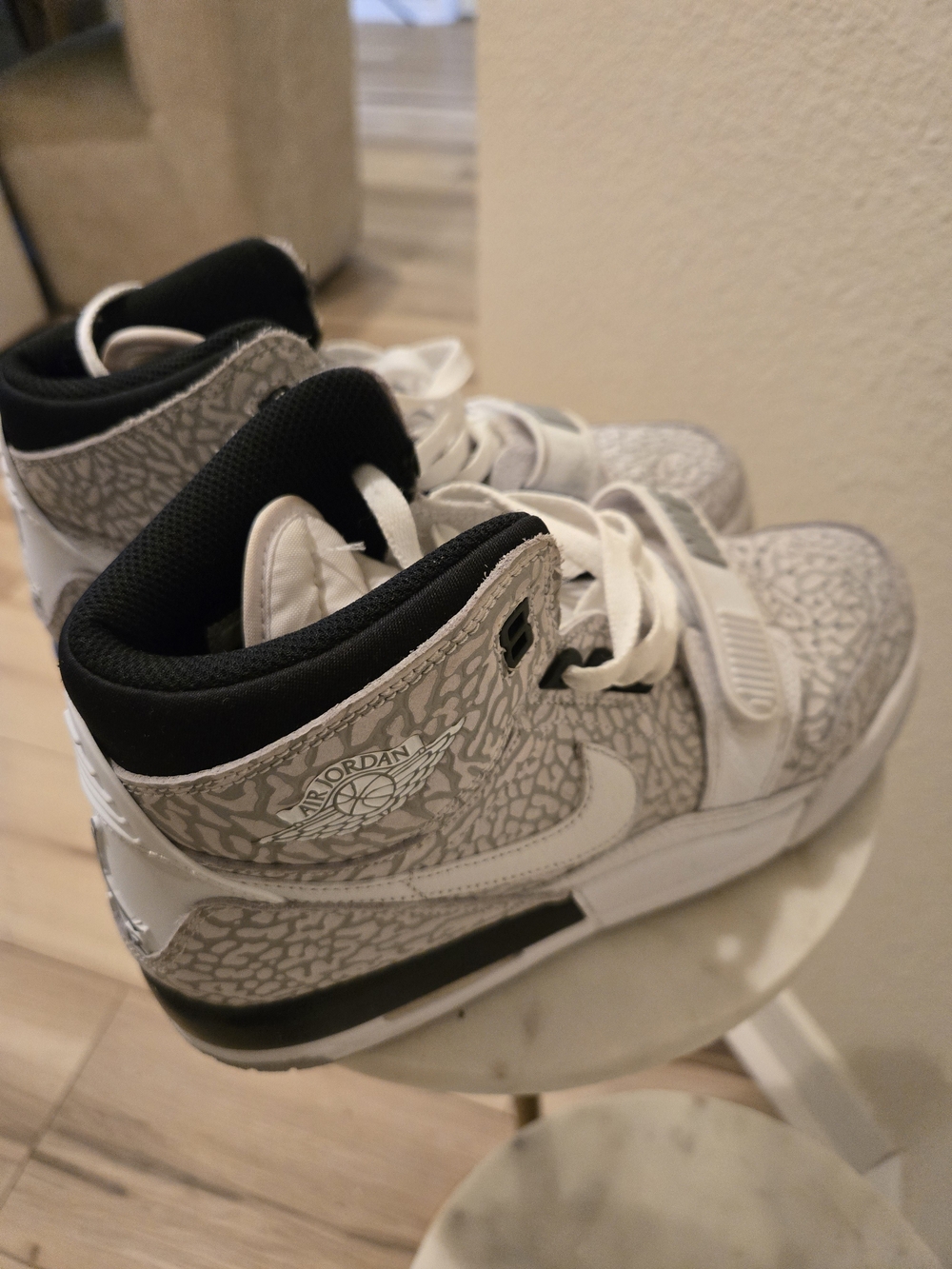 Jordan Kids' Mid-Top Sneakers in White and Gray Youth 6 / Womens 7.5